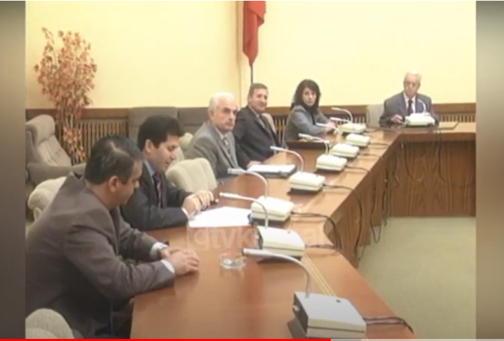 Byroja parlamentare miraton kërkesën e opozitës që seanca për Lesin të jepet live &#8211; (8 Nëntor 2004)