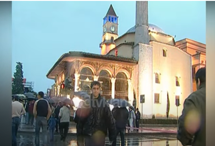 Besimtarët myslimanë festojnë festën e Fiter Bajramit &#8211; (14 Nëntor 2004)