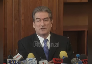 Sali Berisha akuzon presidentin Moisiu për ndryshimet në KQZ &#8211; (25 Tetor 2004)