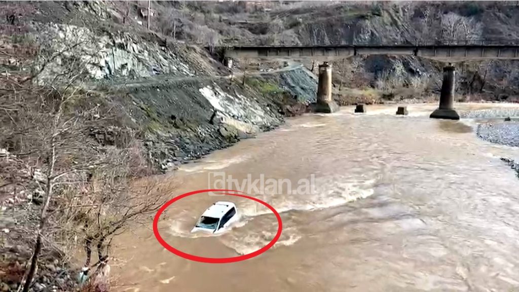 Makina përfundon në lumë, shpëton për mrekulli shoferi në Elbasan (Video)