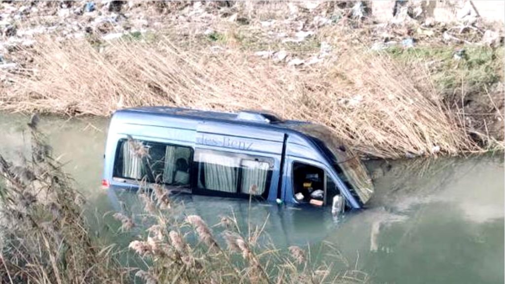 Ndodh në Lezhë: Shoferi parkon furgonin dhe largohet i qetë, kur kthehet&#8230; (Video)