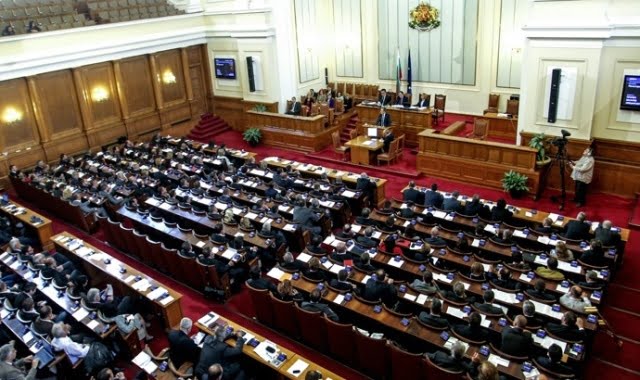 Parlamenti bullgar dënon ashpër dhunën ndaj bullgarëve në RMV