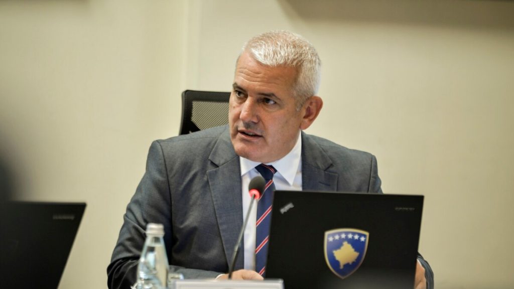 Situata në veri, Sveçla: Cilësimi i veprimeve të policisë si “të dhunshme”, “ftesë” për sulm për Radojçiçin