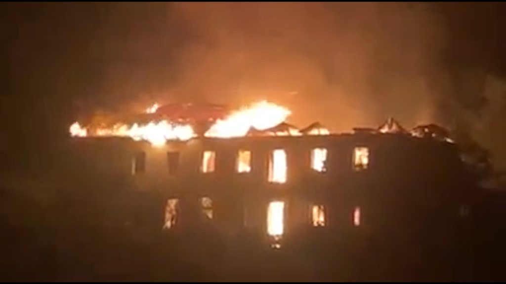 Video: Goditet nga rrufeja, shpërthen në flakë banesa në Malësi të Madhe