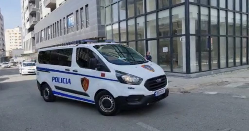 Përplasi për vdekje 24 vjeçarin në Elbasan dhe &#8220;ia mbathi&#8221;, shpallet në kërkim shoferi