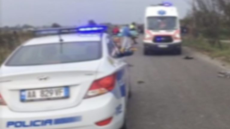 Autobusi përplaset me bordurën, plagoset pasagjeri në autostradën Durrës-Tiranë
