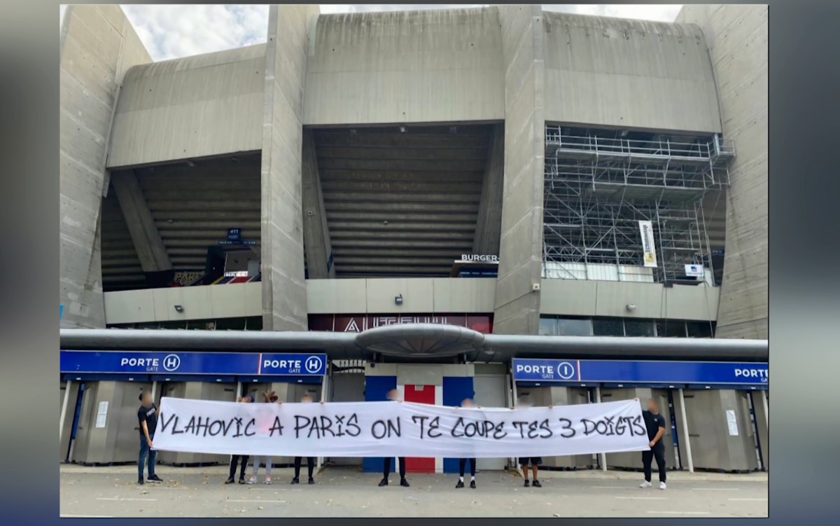 Tifozët e PSG kërcënojnë serbin Vlahoviç të mos shkojë në Paris, shkak festimi nacionalist kundër Kosovës