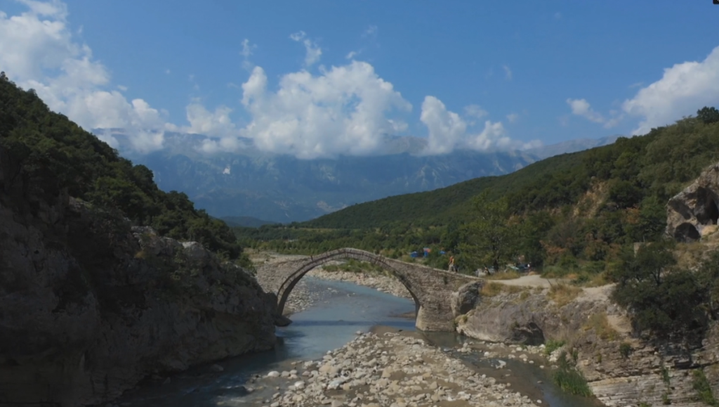 “Shqipëria, mrekullia e fshehur e Ballkanit / Televizioni francez: Po vizitohet nga turistë nga e gjithë bota