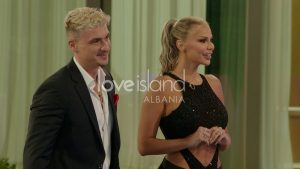 ‘Sexbomb’ i Love Island Albania trazon vilën, një nga djemtë rrezikon të largohet