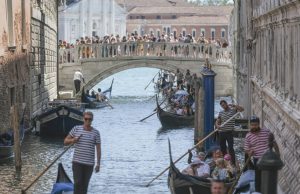 Venecia vendos kufi për numrin e turistëve