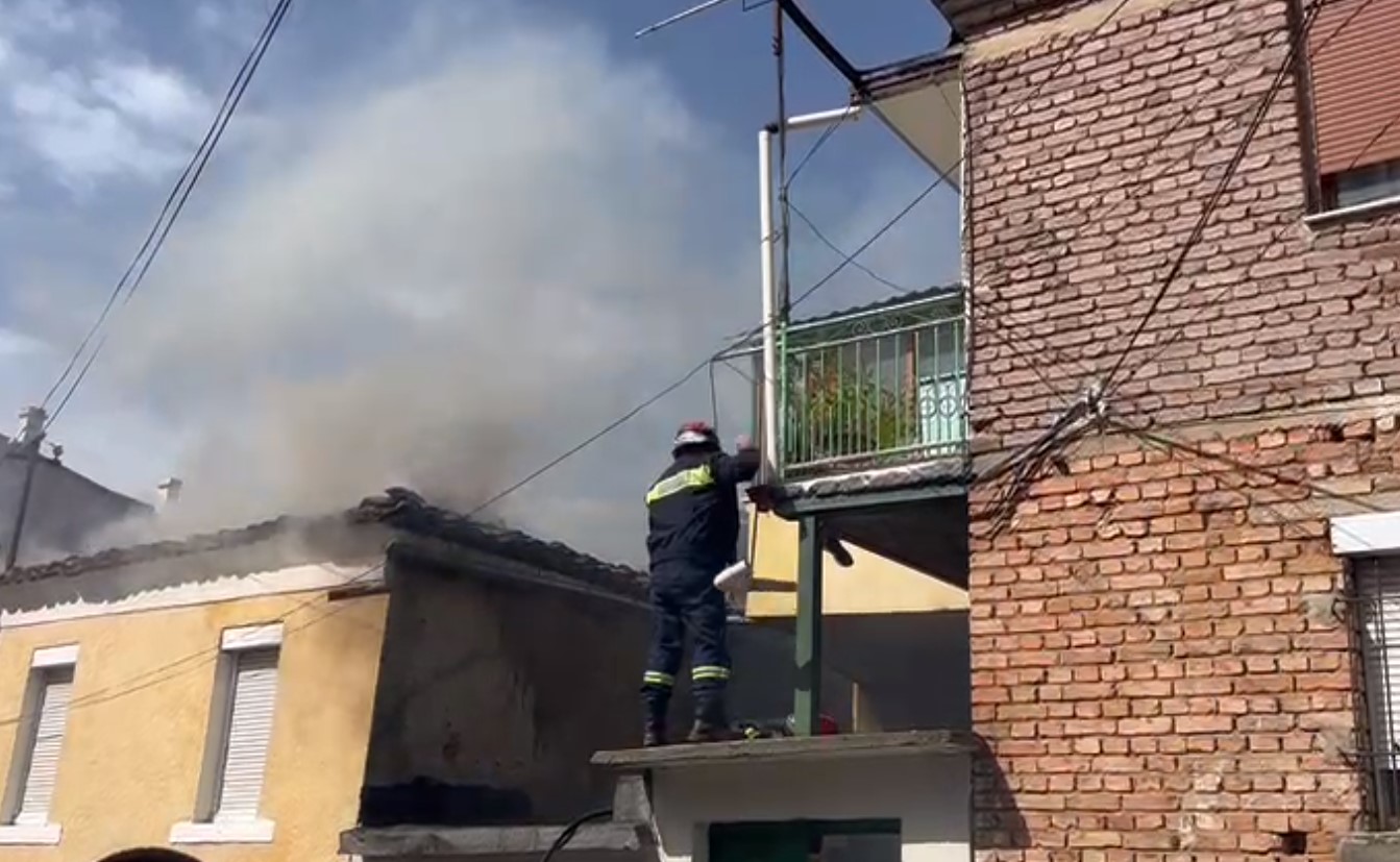 Zjarr në një banesë në Korçë