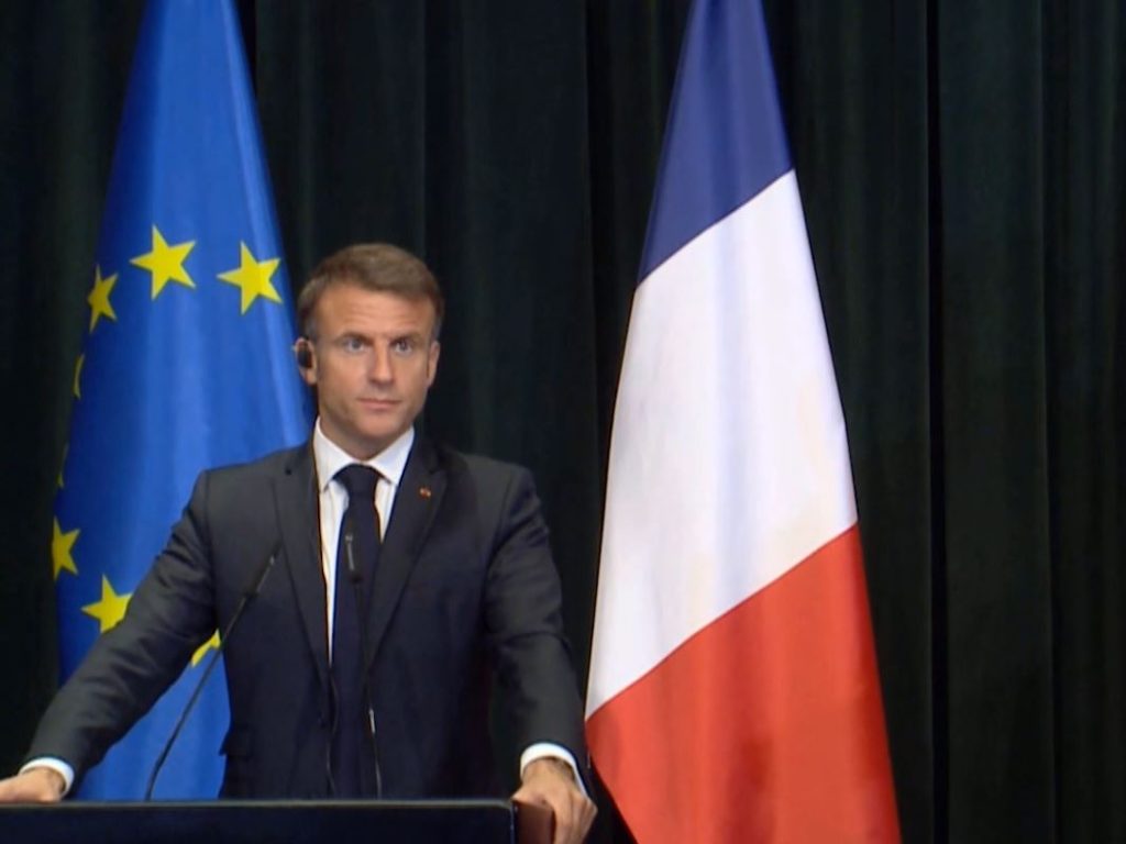 Macron “kërcënon” Kosovën me pezullimin e vizave