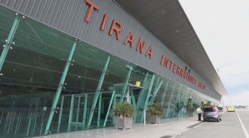 Afgani pret damarët, avioni ulje të detyruar në Tiranë