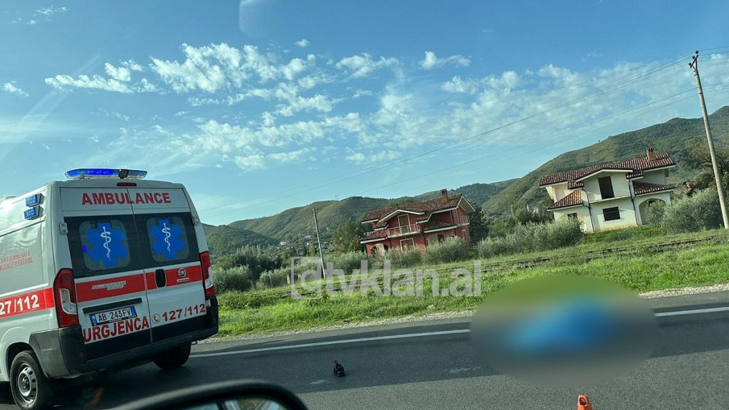 Horror në aksin Elbasan-Peqin/ Pasagjerja hidhet nga furgoni në lëvizje, ndërron jetë