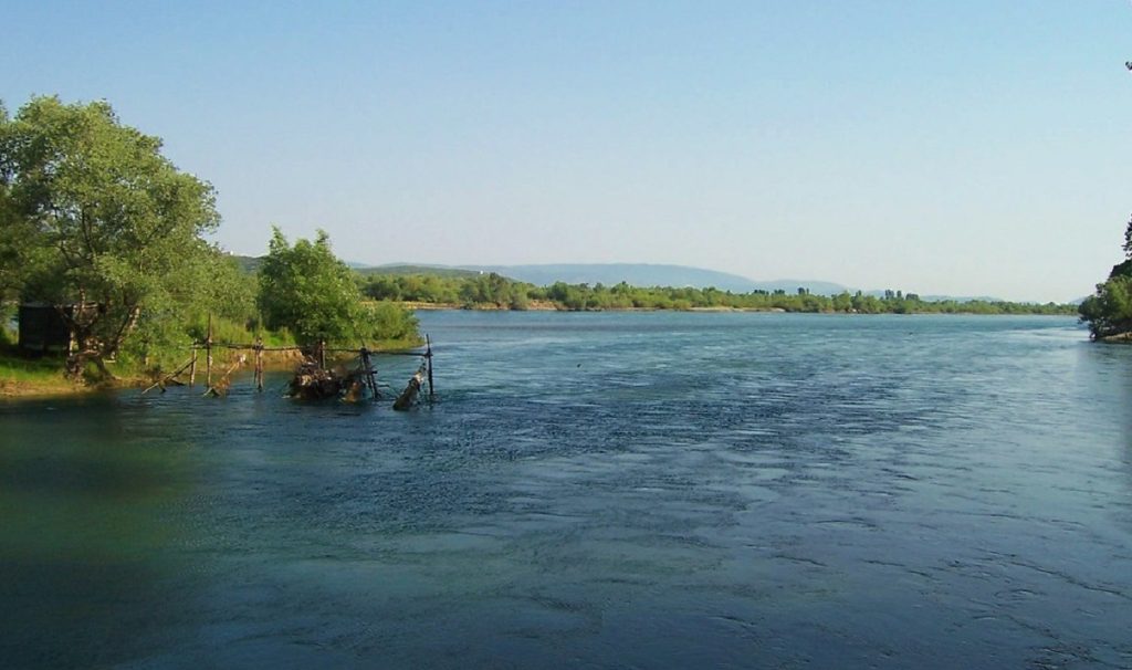 E rëndë në Shkodër! E reja tenton të hidhet në lumin Buna bashkë me 4 fëmijët