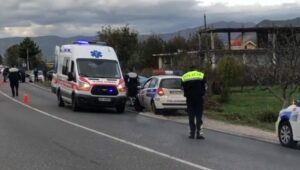 Polici humb kontrollin e makinës dhe përfundon jashtë rruge në Sarandë