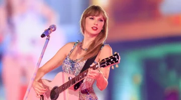 Taylor Swift pëson një incident me fustanin gjatë performancës