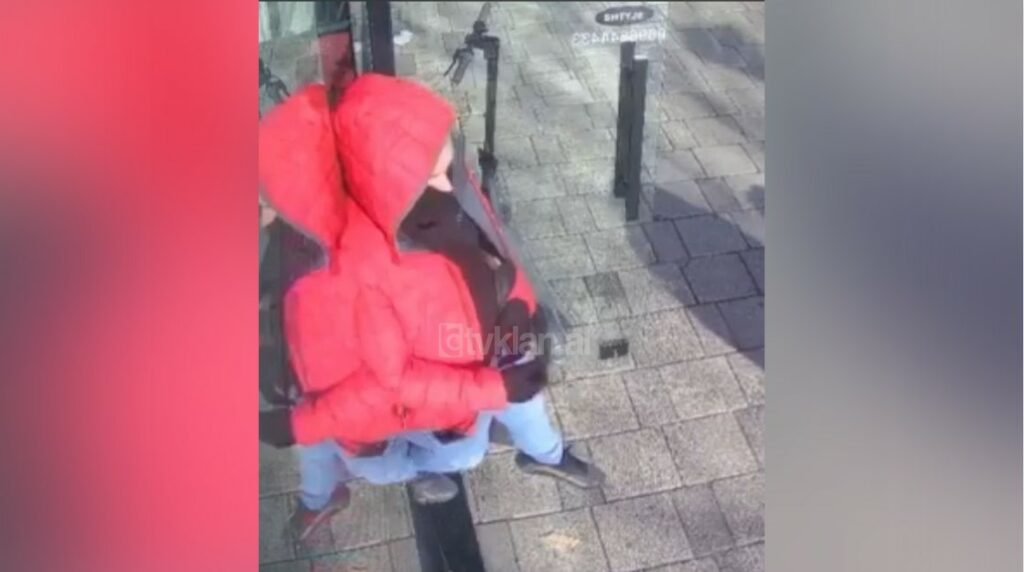 Me maskë, xhup të kuq e pistoletë! Policia publikon foton e grabitësit të dyqanit në kryeqytet