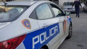 Kundërshtuan dhe kanosën policët, përfundojnë pas hekurave 2 të rinj në Tiranë