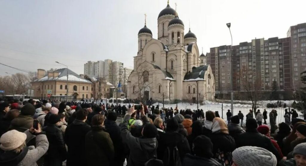 Funerali i Navalny-t kthehet në marshim politik