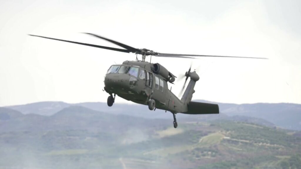 Çelja e bazës ajrore të Kuçovës/ Helikopterët &#8220;Black Hawk&#8221; show në mbyllje të ceremonisë