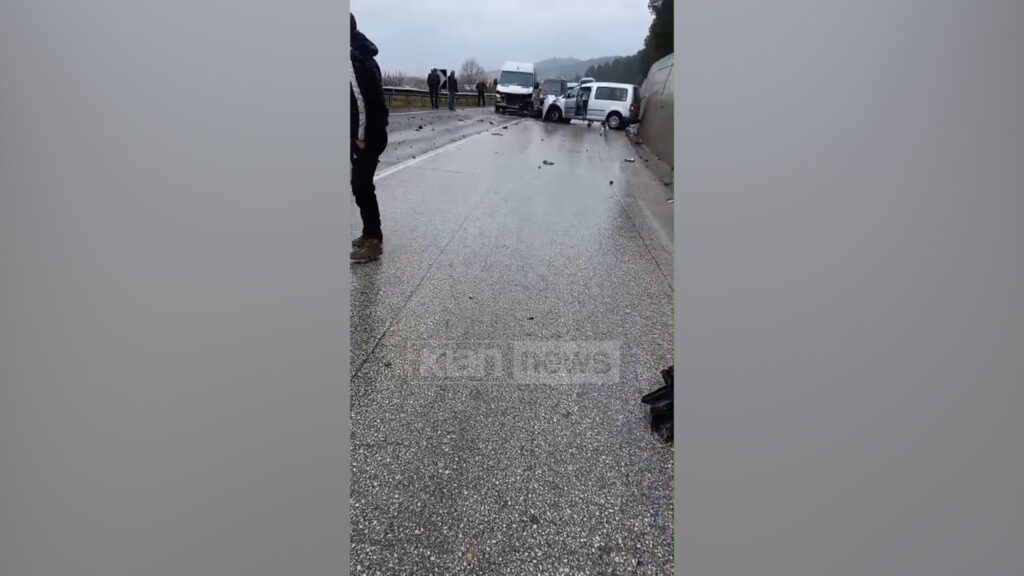Video: Aksident &#8220;zinxhir&#8221; në aksin Elbasan-Peqin, dy të plagosur
