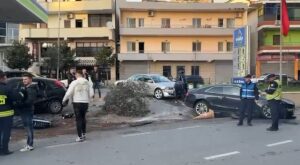 Përplasen 4 makina pranë një karburanti në Lezhë (Video)