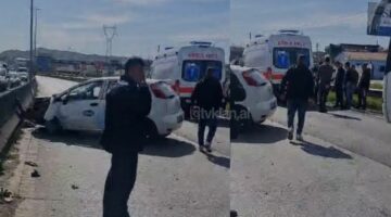 Aksident në autostradën Tiranë-Durrës, makina përplaset me barrierat e rrugës (Pamje nga vendngjarja)