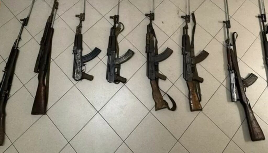 Trafikonin 9 armë nga Shkodra drejt Tiranës, arrestohet efektivja e Policisë së Burgjeve dhe 4 të tjerë