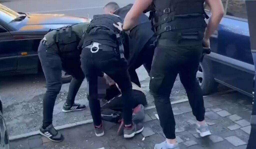 Në makinë me fara kanabisi, momenti kur policia kap në flagrancë 23-vjeçarin në Shkodër (Video)