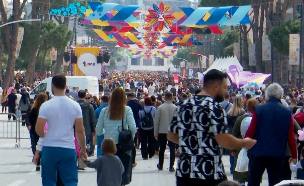 Tirana kremton në rrugë “Ditën e Verës”/ Muzikë, panaire dhe lojëra për fëmijët