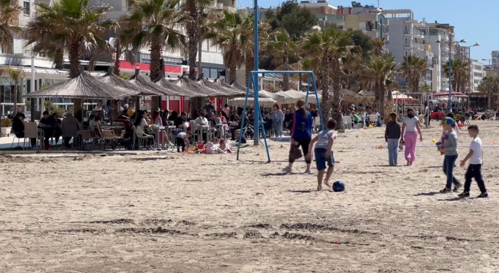 Moti i ngrohtë mbush plazhet. Vlora dhe Durrësi, destinacione të preferuara