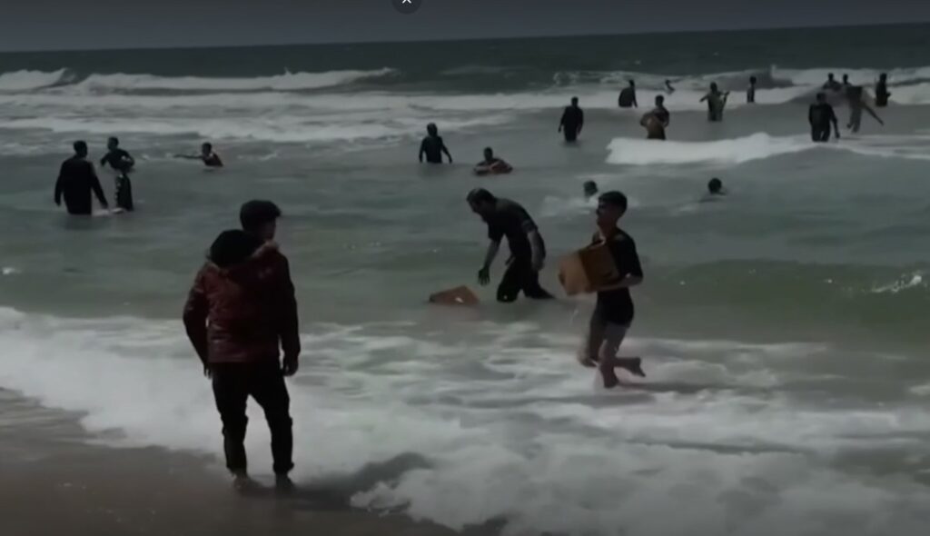 Mjerimi s&#8217;ka fat në Gaza! Ndihmat nga ajri bien në det, 18 palestinezë vdesin mes nevojës së skajshme për ushqim