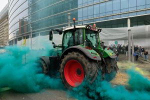 Traktorët “pushtojnë” Brukselin, kaos pranë selisë së BE (Foto)