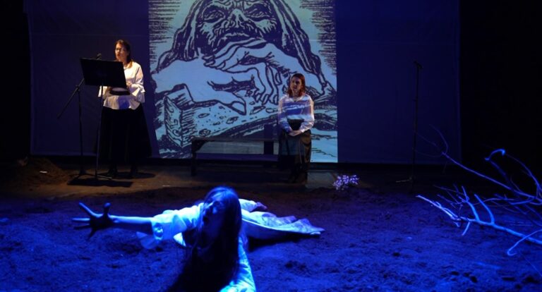 “Lule Sajza” në teatër, shfaqja sjell vuajtjet në kampin e Tepelenës