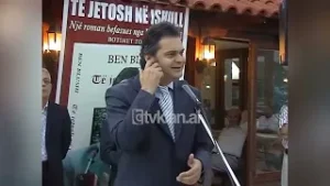 Politikani Ben Blushi prezanton romanin e tij në Berat “Të jetosh në ishull”-(5 Qershor 2008)