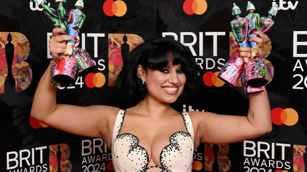 Raye rekord me 6 fitore në “Brit Awards”