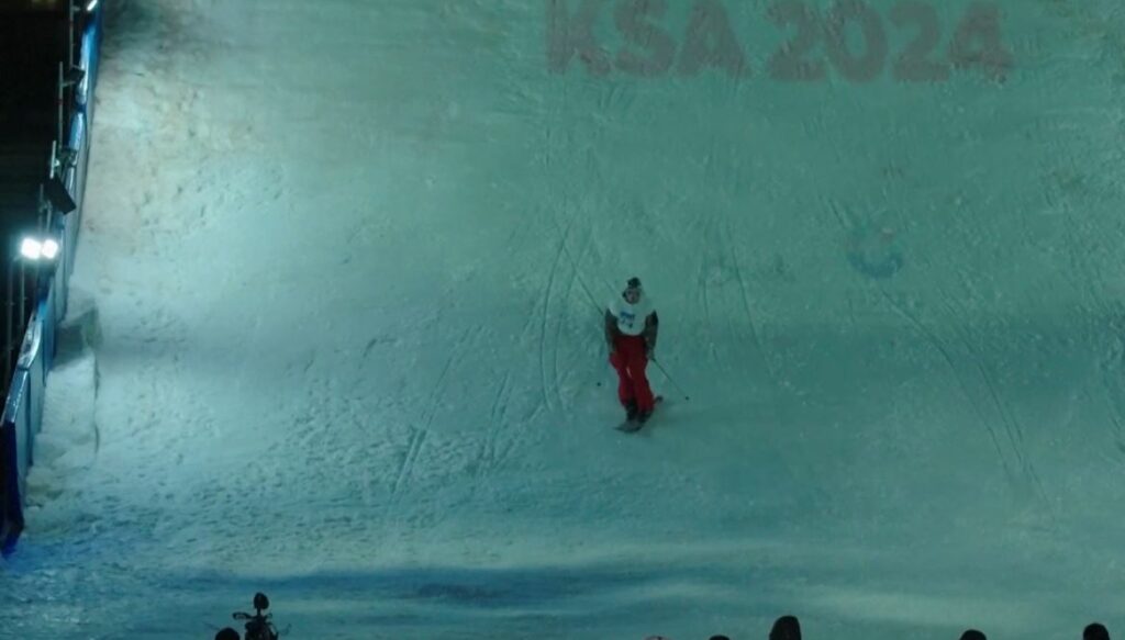 Arabia Saudite sfidon temperaturat/ Pret garën e parë të skive, mbi 500 ton dëborë me makineri