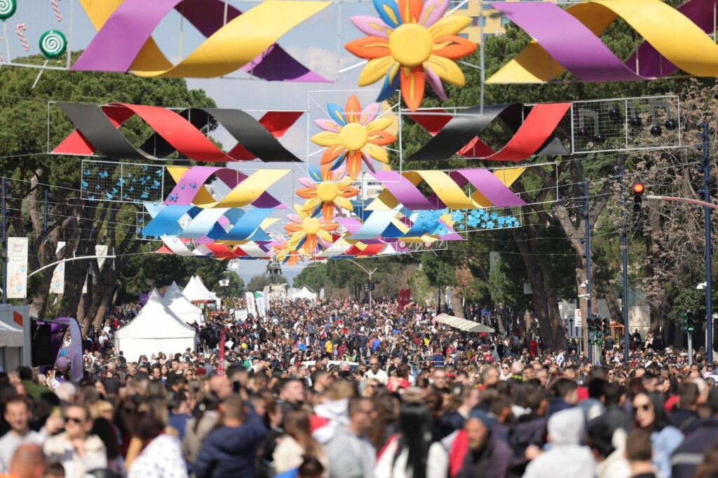 Tirana për “Ditën e Verës”, aktivitetet festive “pushtuan” rrugët