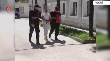 Kërcënonte fëmijët me thikë, policia ndalon 30-vjeçarin në Vlorë dhe e dërgon në spitalin psikiatrik