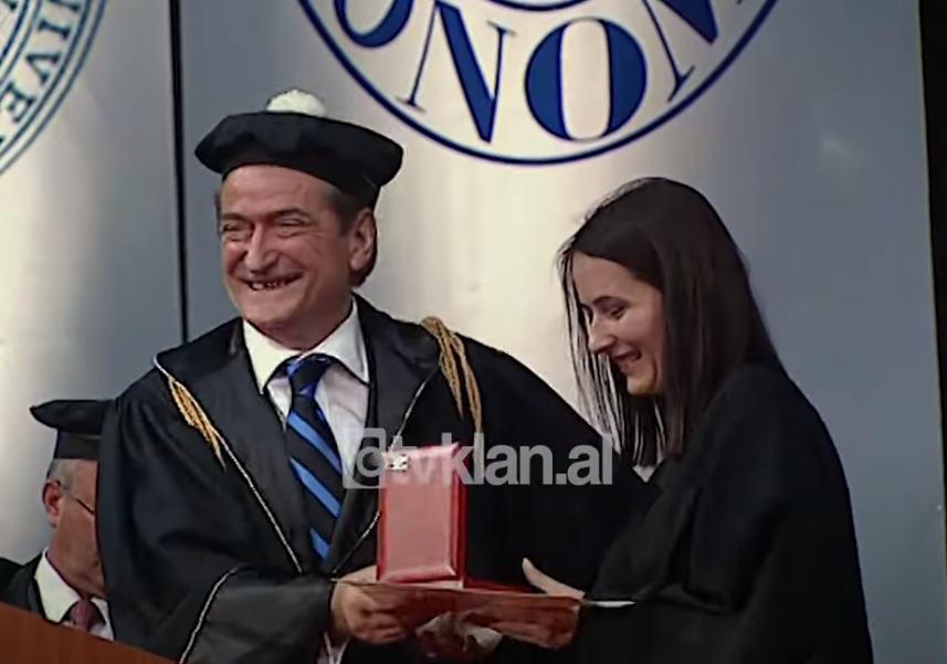 Diplomimi i studentëve të Ekonomikut, i pranishëm edhe kryeministri Berisha &#8211; (16 Korrik 2008)