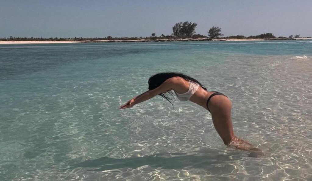 Kim Kardashian zhytet me kokë në ujë të cekët