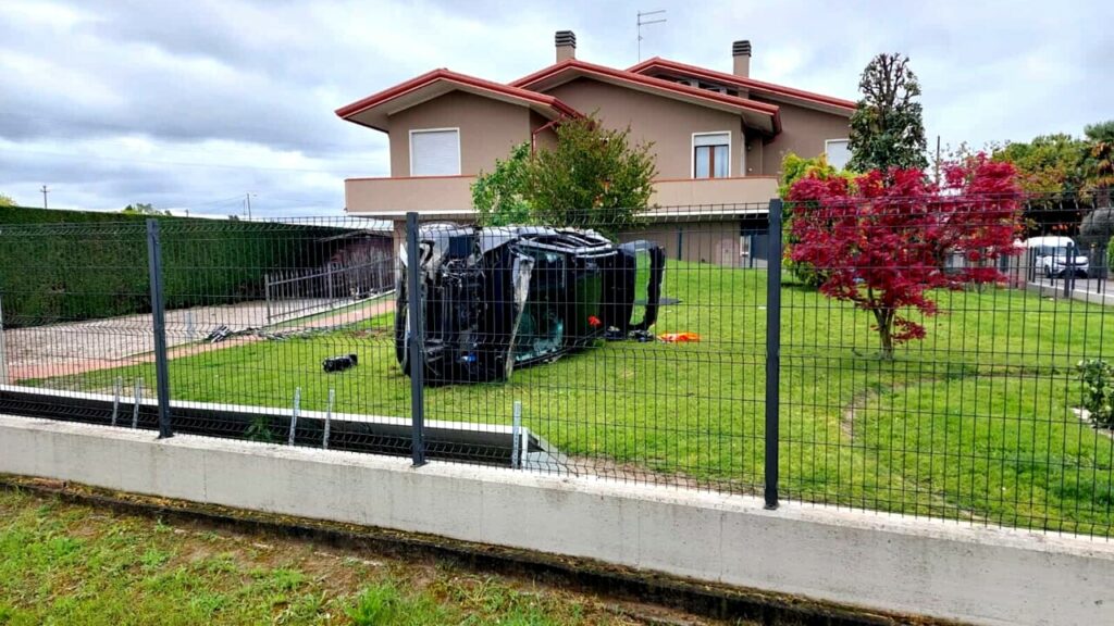 Dy të rinj shqiptarë &#8216;fluturojnë&#8217; me makinë në oborrin e shtëpisë në Itali
