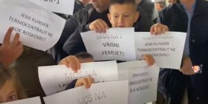 Protestë në shi, fermerët e Roskovecit e Dimalit kundër ndërtimit të termocentralit