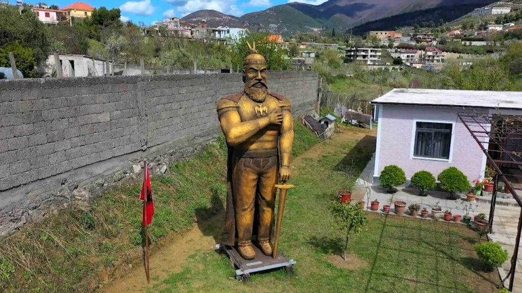 I riu në Laç që ndërtoi shtatoren 5 m të lartë të Skënderbeut