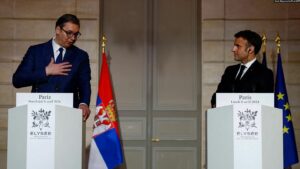 Presidenti i Serbisë, Aleksandar Vuçiç, gjatë takimit me presidentin e Francës, Emmanuel Macron, në Paris