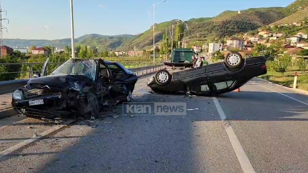 Përplasen dy makina në Pogradec, humb jetën pasagjeri