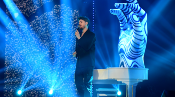 Alban Skënderaj në finalen e madhe të &#8220;X Factor Albania&#8221;, drithëron skenën me performancën e jashtëzakonshme