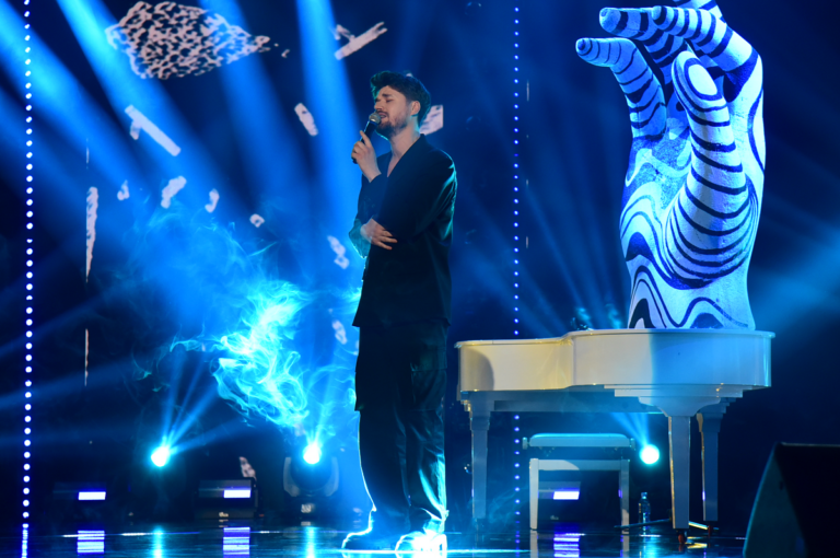 Alban Skënderaj në finalen e madhe të &#8220;X Factor Albania&#8221;, drithëron skenën me performancën e jashtëzakonshme