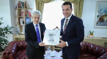 Këshilli Bashkiak i Tiranës i jep sot titullin “Qytetar Nderi”, Ali Ahmetit